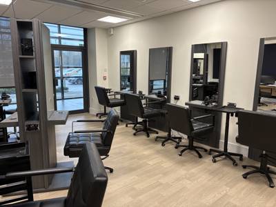Hairdressing chairs and mirrors at Retreat Salons 